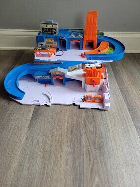 2015 Mattel Hot Wheels Stow and Go Folding Race Track Service Station DMW90